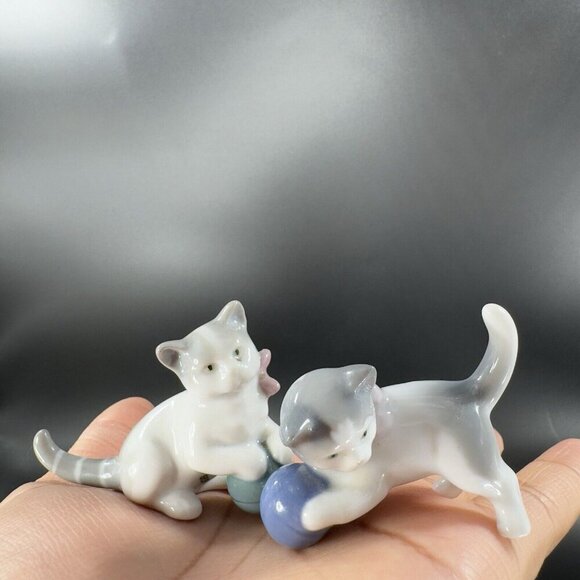 Vintage Pair Metzler Ortloff Kitty Cats Playing Ball Porcelain Figurines Germany - Picture 11 of 16